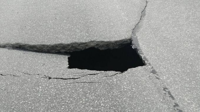 Пользователи сети высмеяли дыру на трассе с помощью мемов