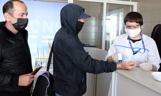 В аэропорту Нового Уренгоя всем прилетевшим измеряют температуру