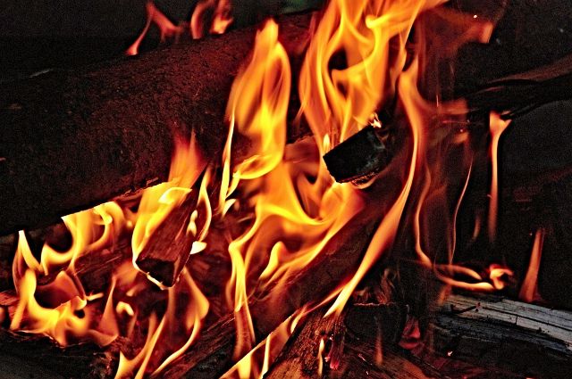 В поселке Уренгой локализовали пожар в жилом доме