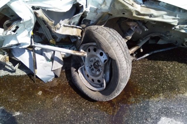 На Ямале легковой автомобиль врезался в эвакуатор