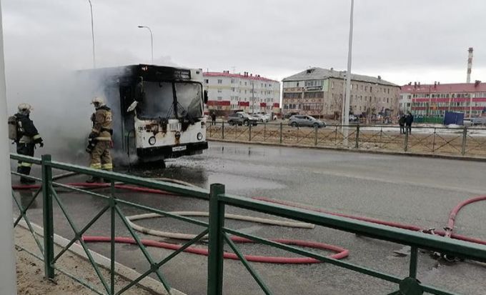 В Ноябрьске вспыхнул пассажирский автобус
