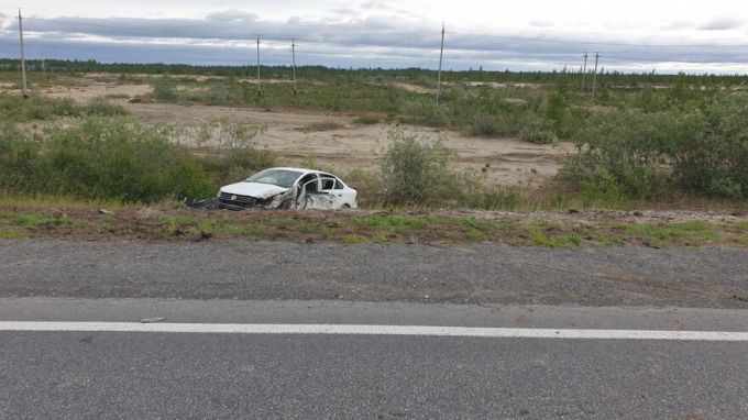 В ЯНАО на трассе легковушка врезалась в грузовик и улетела в кювет
