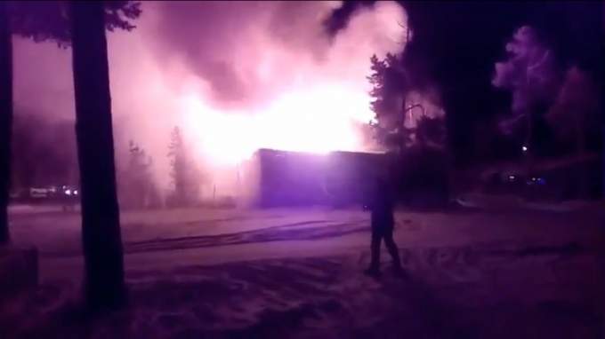Ночной пожар в Ноябрьске лишил жилья 4 семьи