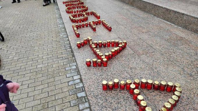 В Новом Уренгое свечами выложили слово «Победа»