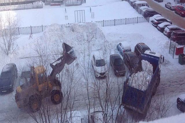 На улицы Нового Уренгоя вышла водооткачивающая техника