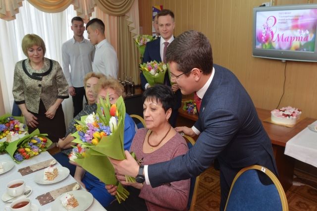 Губернатор Ямала накануне 8 марта вручил цветы сотрудницам «Скорой помощи»