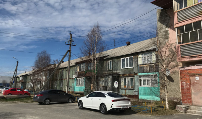 «Стены черные, водопровод замерзает». Жители полудеревяшки в Ноябрьске аннулируют «золото» Артюхова в гонке по расселению аварийного жилья