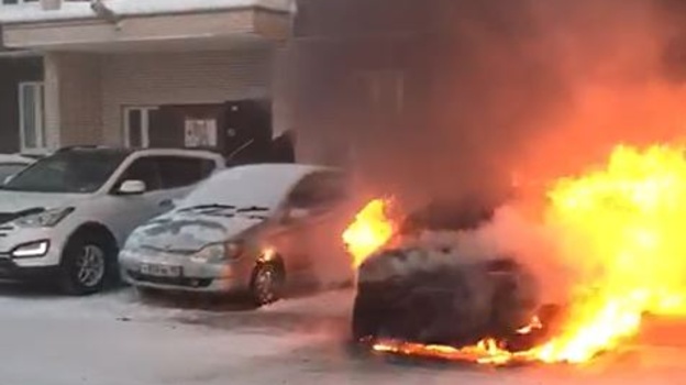 В Новом Уренгое полыхало сразу три авто