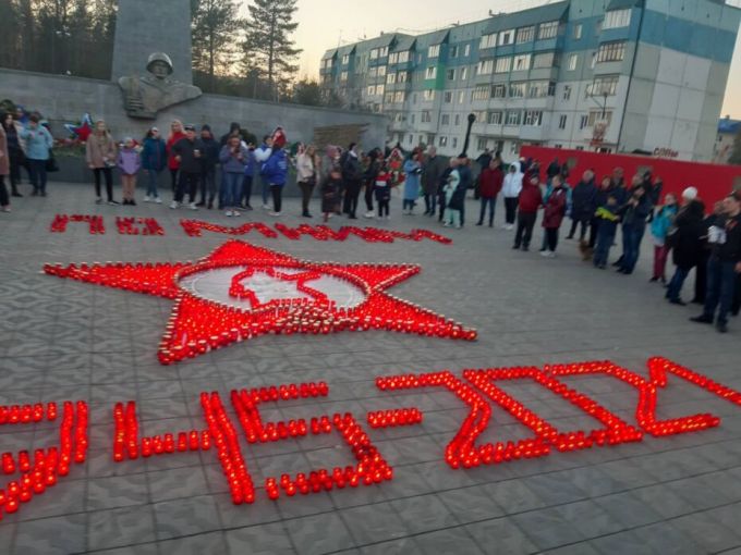 Две тысячи лампадок зажгли в Ноябрьске, выложив Орден Красной Звезды