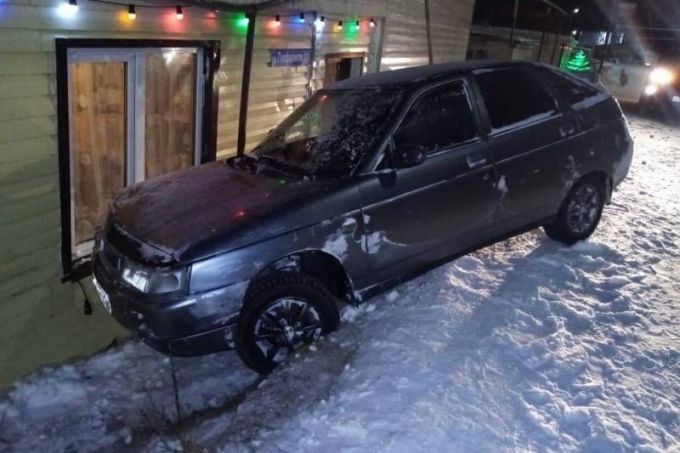 В поселке Тазовский водитель врезался в дом и повредил газопровод