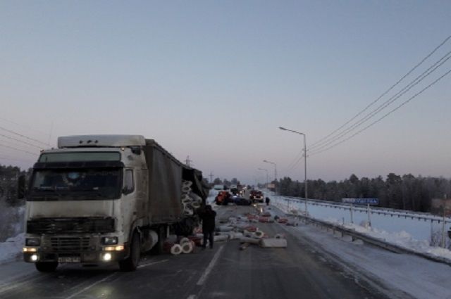 В Муравленко столкнулись два грузовика