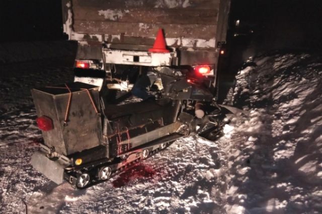 В Надыме водитель и пассажир снегохода пострадали в ДТП