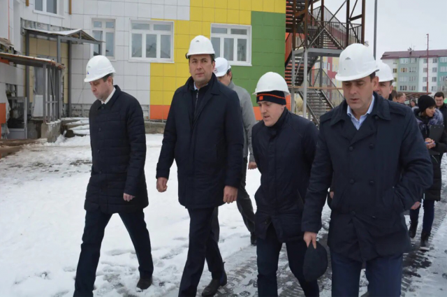 Замгубернатора Андрей Воронов осмотрел строительные объекты в Губкинском
