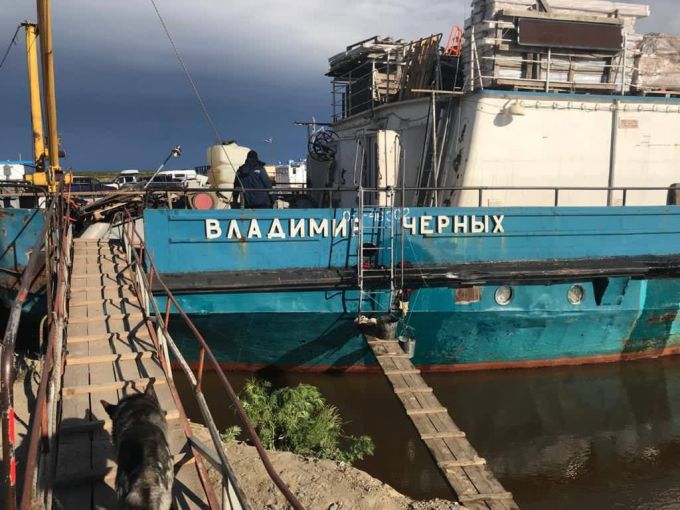 В Ямальском районе из поврежденного судна в Обь вылилось дизельное топливо