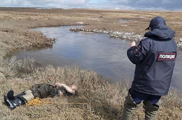 На Ямале тундровик на снегоходе провалился под лед и утонул