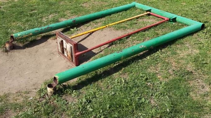 В ЯНАО ребёнка убило качелями на игровой площадке