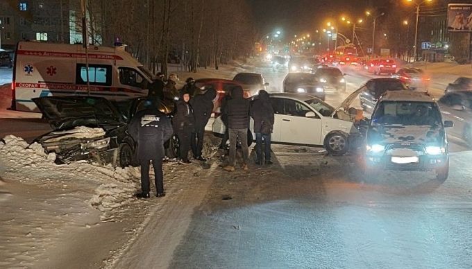 В Ноябрьске на проспекте Мира столкнулись сразу три легковушки