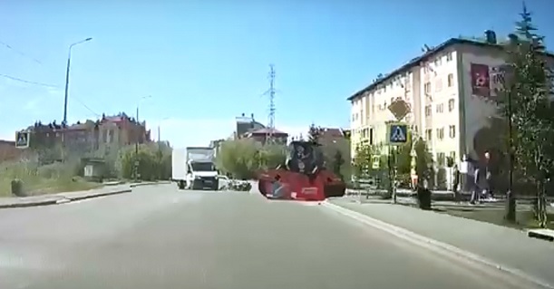 В Салехарде мотоциклист госпитализирован после ДТП с грузовиком