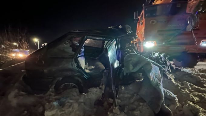При столкновении легковушки и автокрана в Губкинском пострадали 4 человека