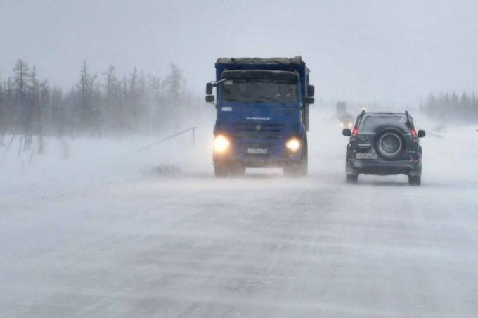 На самый длинный зимник Ямала пускают любой транспорт