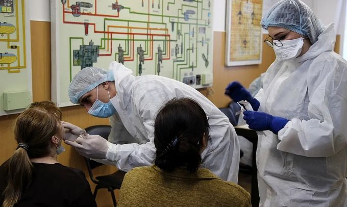 Всех пуровчан из группы риска медики тестируют на рабочих местах