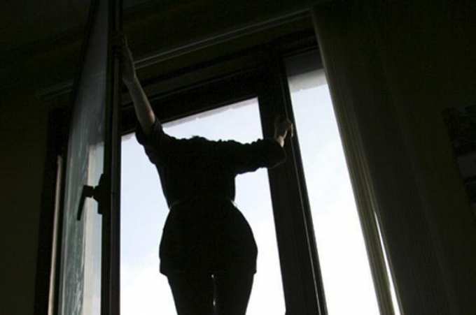 В Салехарде полицейские не дали выпрыгнуть из окна женщине, пытавшейся зарезать знакомого