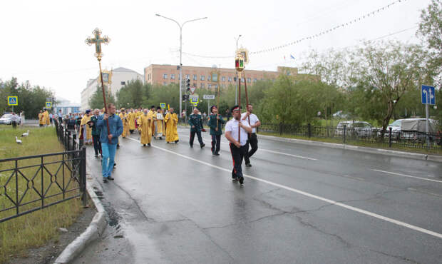 В Салехарде прошел крестный ход в День святых апостолов Петра и Павла