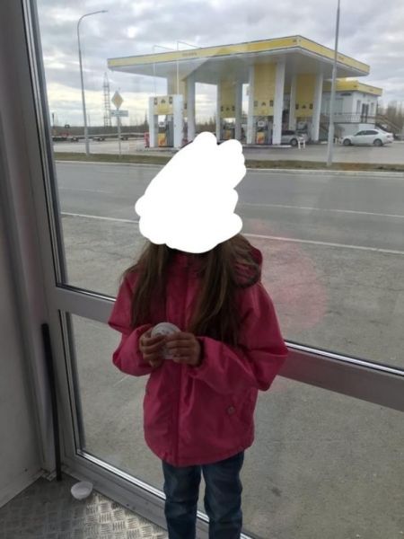 Громит автомат и матерится: поведение девочки на остановке возмутило жителей Лабытнанги