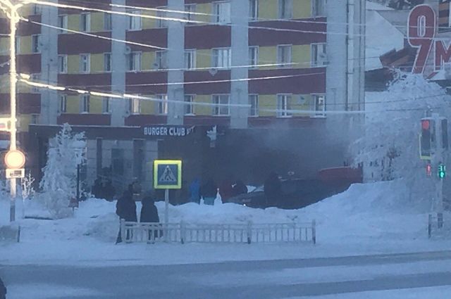 В Салехарде на первом этаже жилого дома сгорела бургерная