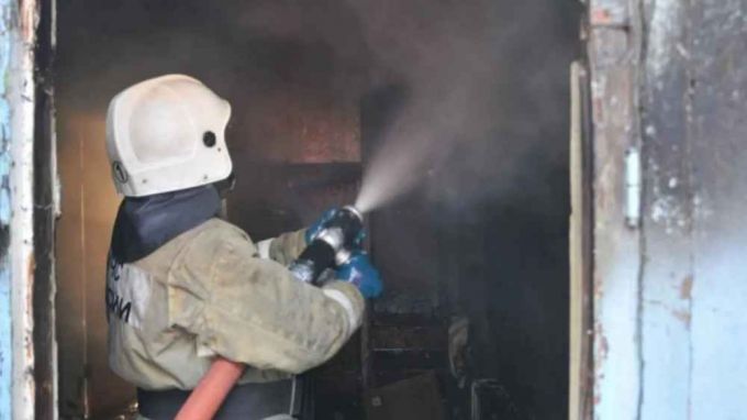 Горели сараи и стройка: за сутки спасатели Ямала потушили три пожара