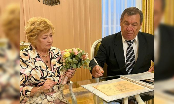 В Новом Уренгое супруги-юбиляры получили выплату от губернатора