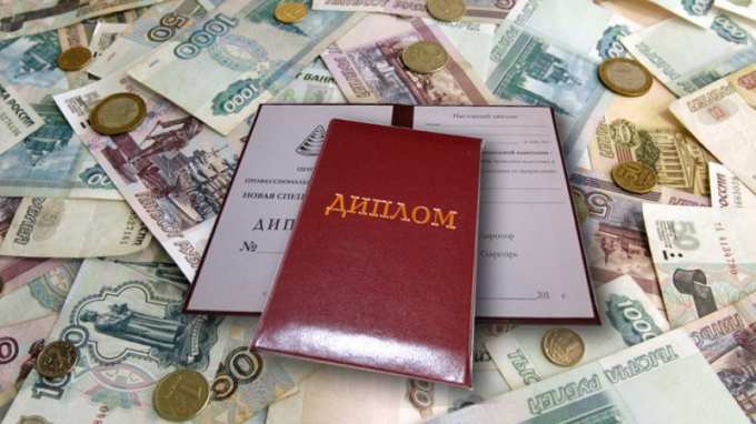 На Ямале пресекли продажу поддельных дипломов и аттестатов