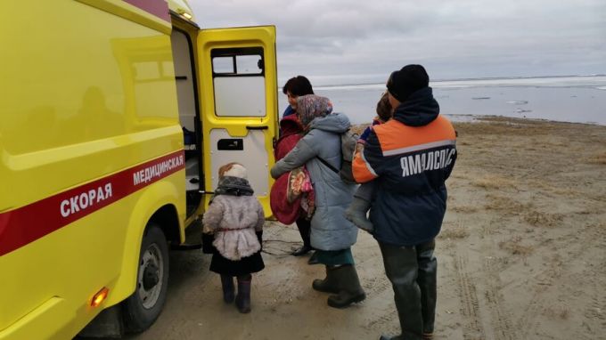 На Ямале спасатели помогли доставить в больницу заболевшего ребёнка