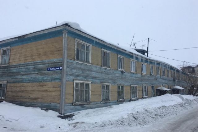 На Ямале прокуратура обязала УК убрать снег и сосульки с крыши дома