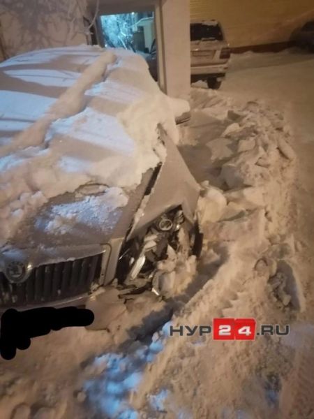 Во дворе Нового Уренгоя снегоуборочная машина задела припаркованный автомобиль 