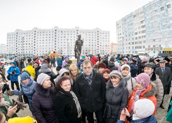 В Новом Уренгое открыли памятник Владимиру Высоцкому