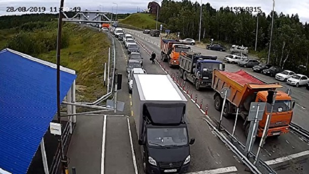 Главная переправа Ямала временно закрыта из-за сильного ветра