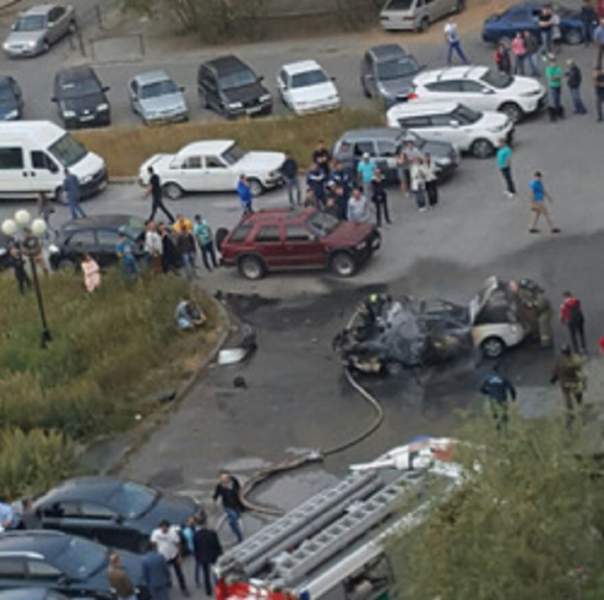В Новом Уренгое во дворе дома произошел взрыв.