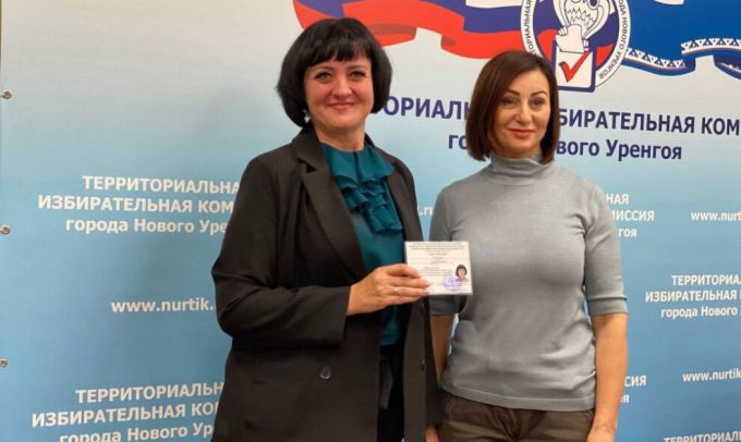 В Новом Уренгое вручили удостоверения новым депутатам гордумы