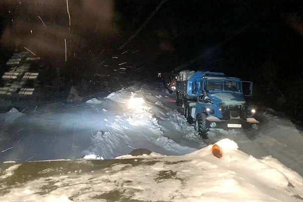 Семнадцать автомобилей застряли в сугробах на запрещенном проезде в ЯНАО