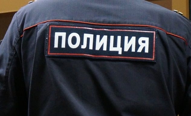 В новоуренгойском притоне нетрезвая дама кинулась с ножом на полицейского