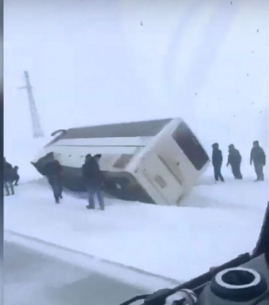 На ямальской трассе перевернулся автобус