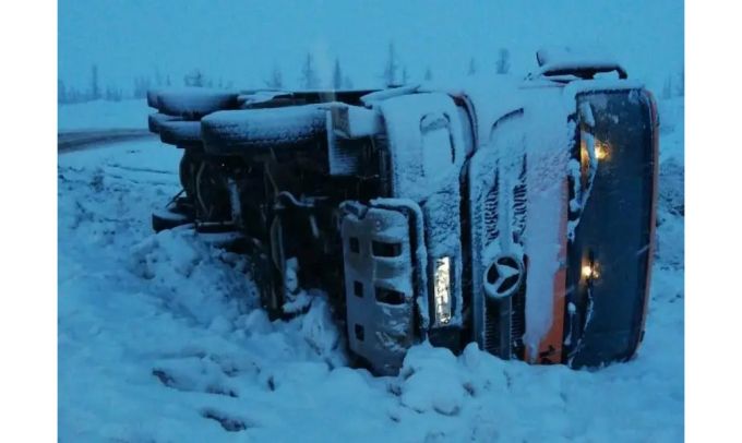 На загородной трассе перевернулся грузовик