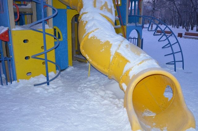 В Ноябрьске молодые активисты расчищают детские площадки от снега