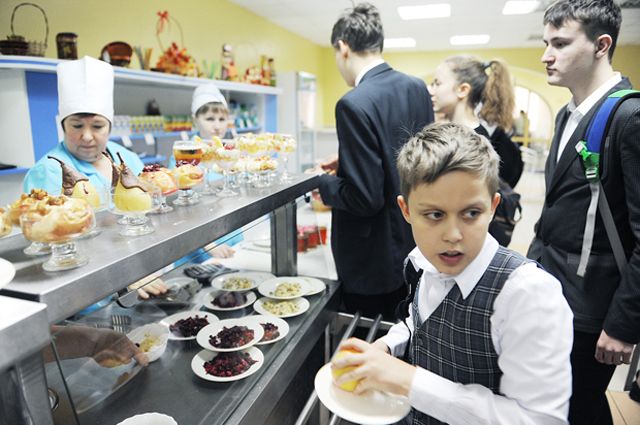 В Новом Уренгое узнали, в каких школьных столовых – лучшие повара