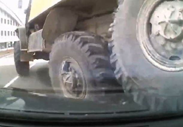 На Ямале вахтовый автобус проехал по капоту легкового автомобиля