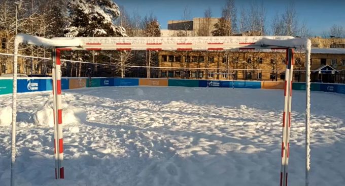 Путин не оценит. Открытые спортплощадки Ноябрьска каждую зиму превращаются в «подснежники»