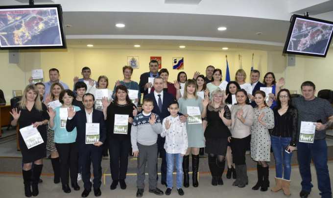 Успевают в этом году. В Губкинском многодетные семьи получили важные документы