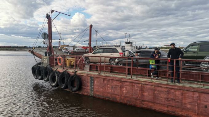 На переправе между Салехардом и Лабытнанги посреди реки сломался паром