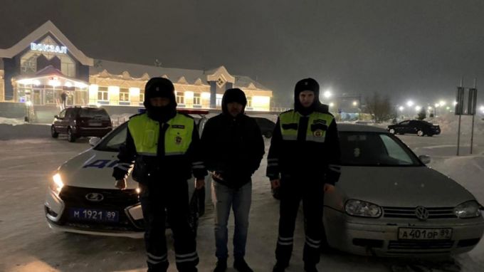 Ямальские полицейские не дали замерзнуть семейной паре на загородной трассе